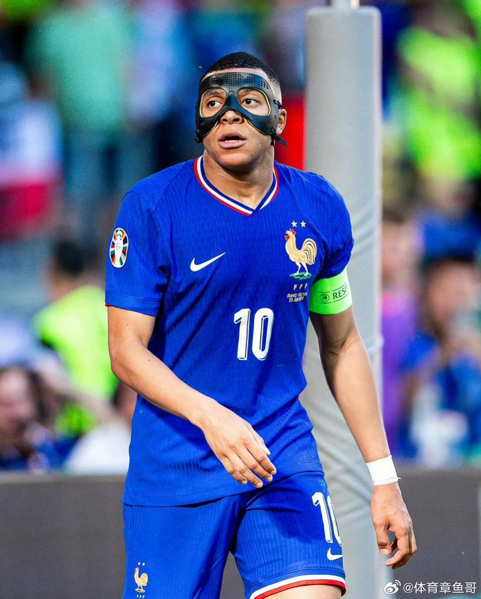 巴萨梅西任意球破门助球队领先（梅西任意球建功，巴萨先拔头筹）