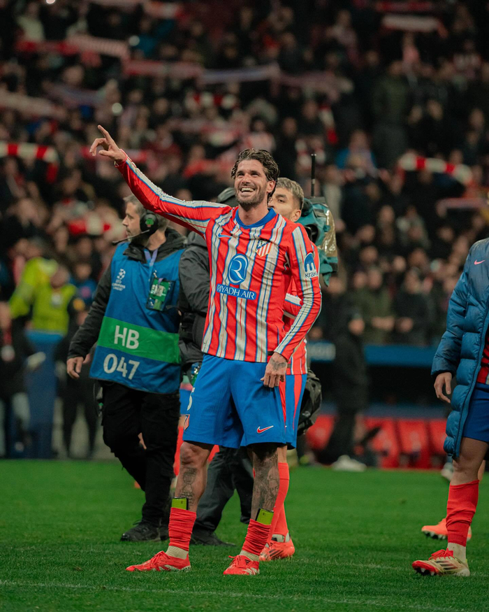 圣保利主帅调侃凯恩：去年他踢我们那脚射门，球现在还在飞吧（圣保利主帅打趣凯恩：去年那脚对我们射门，球至今还在飞）