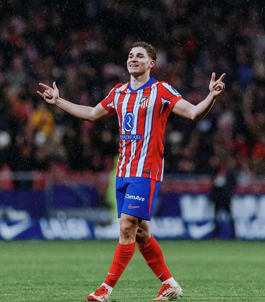 回顾曼联vs樱桃争议判罚：塞梅尼奥“锁喉”仅染黄，疑似多次手球（曼联对樱桃判罚惹争议：塞梅尼奥“锁喉”仅黄牌，多次疑似手球成焦点）