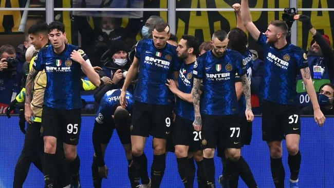 大罗与阿尔卡拉斯切磋网球，还赠送其签名巴西球衣（大罗与阿尔卡拉斯网球过招，并赠签名巴西球衣）