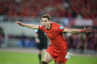 阿连德谈梅西解锁400助：真的意义非凡，非常荣幸参与其中（阿连德赞梅西达成400助攻里程碑：意义非凡，参与其中倍感荣幸）