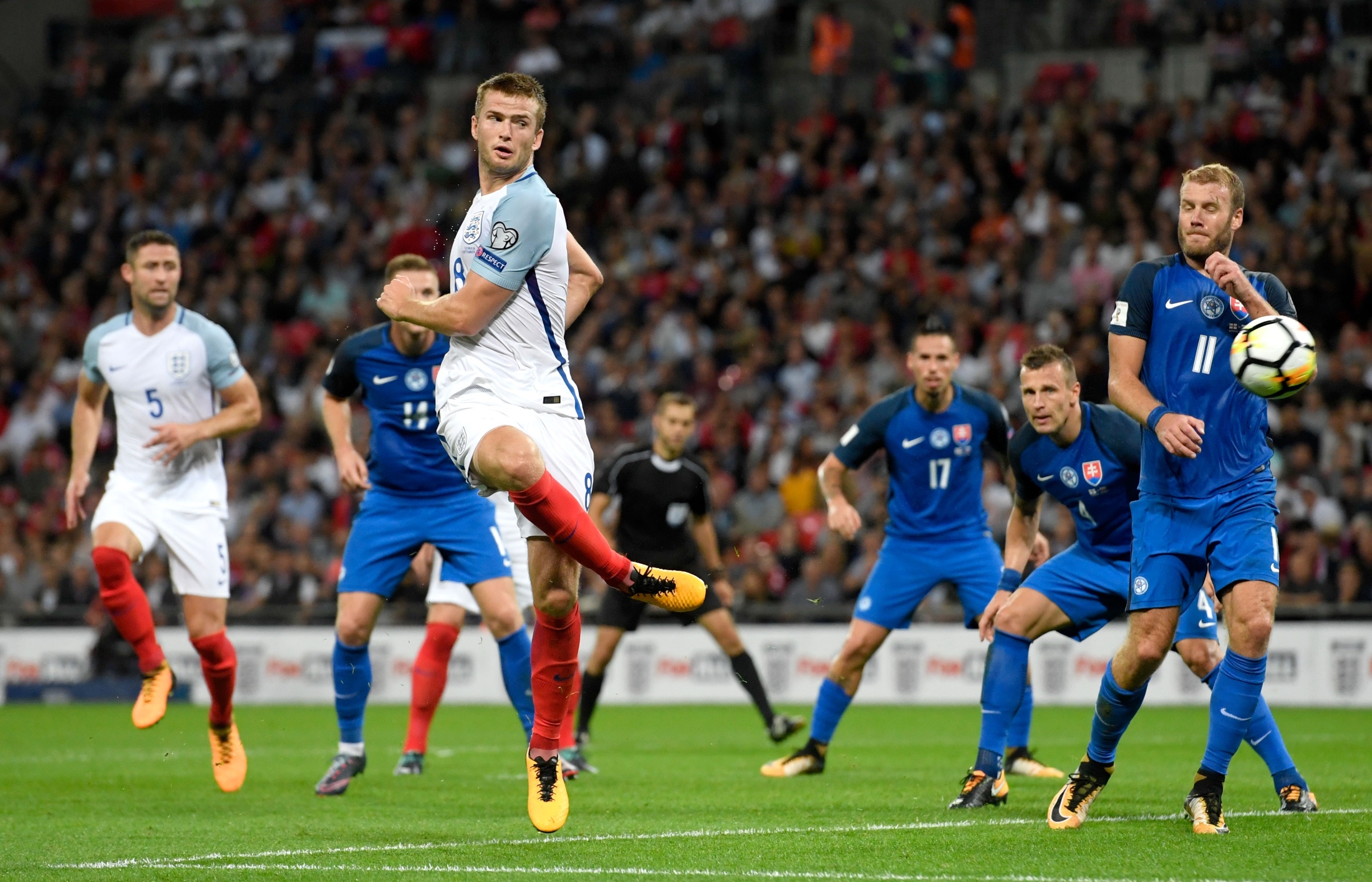 近15年谷歌每年搜索量最高球员：C罗10次断崖领先，梅西仅1次（过去15年谷歌年度最热球员：C罗10度领跑，梅西仅一次）