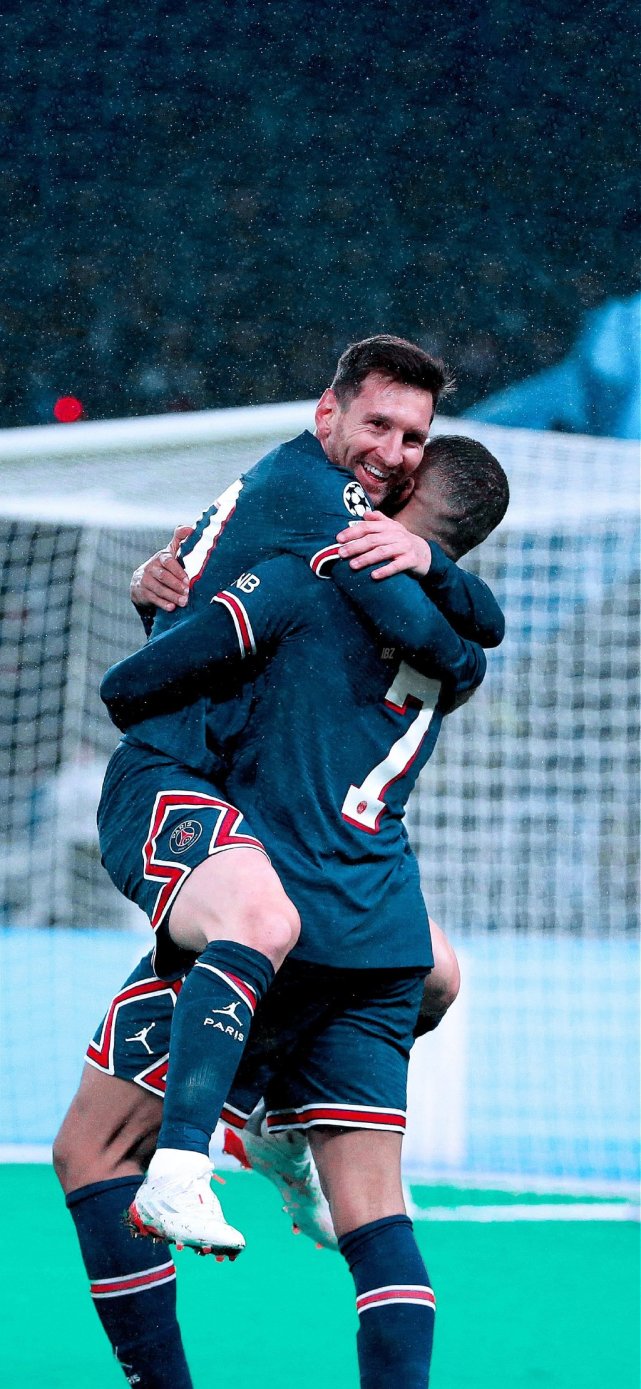 连场扑点，小米林科维奇当选那不勒斯0-0科莫全场最佳球员（小米林科维奇连场扑点，荣膺那不勒斯0-0科莫全场最佳）