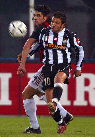 保罗生涯总助攻和抢断皆排名历史第二，仅次于斯托克顿（保罗生涯助攻与抢断双双位居历史第二，仅逊斯托克顿）