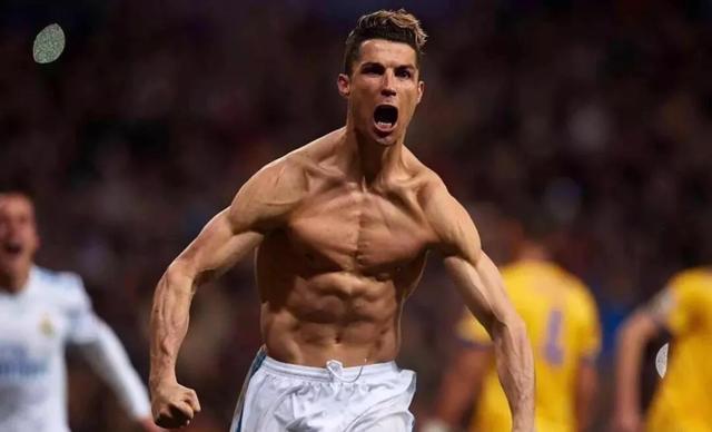 莱奥：我正在学习踢中锋，球队在场内场外都在帮助我（莱奥：正学习胜任中锋，球队场上场下都在帮我）