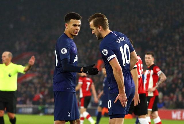 欧冠战报：孔德双响，克瑙夫破门，巴塞罗那2-1法兰克福（欧冠速递：孔德梅开二度，克瑙夫建功，巴萨2-1力克法兰克福）