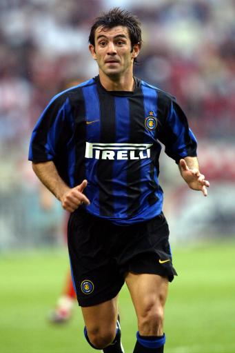 德甲战报：凯恩替补登场戴帽，拜仁5-0狂胜十人斯图加特（德甲：凯恩替补上演帽子戏法，拜仁5-0横扫十人斯图加特）