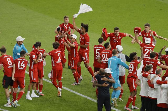 不可触碰的美，若昂-内维斯女友马达莱娜晒暗黑风妆造（冷艳不可近：若昂-内维斯女友马达莱娜晒暗黑系妆容）