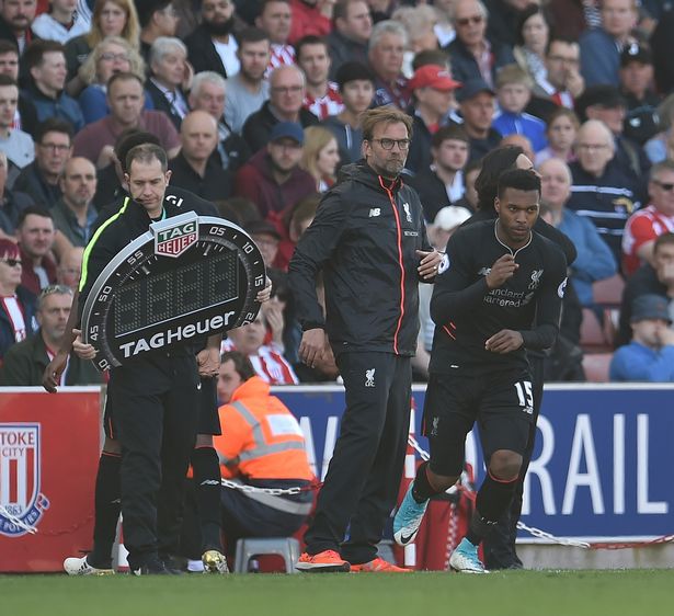 皇马客战塔拉维亚首发：姆巴佩领衔，恩德里克出战（皇马客场挑战塔拉维亚首发名单：姆巴佩领军，恩德里克亮相）