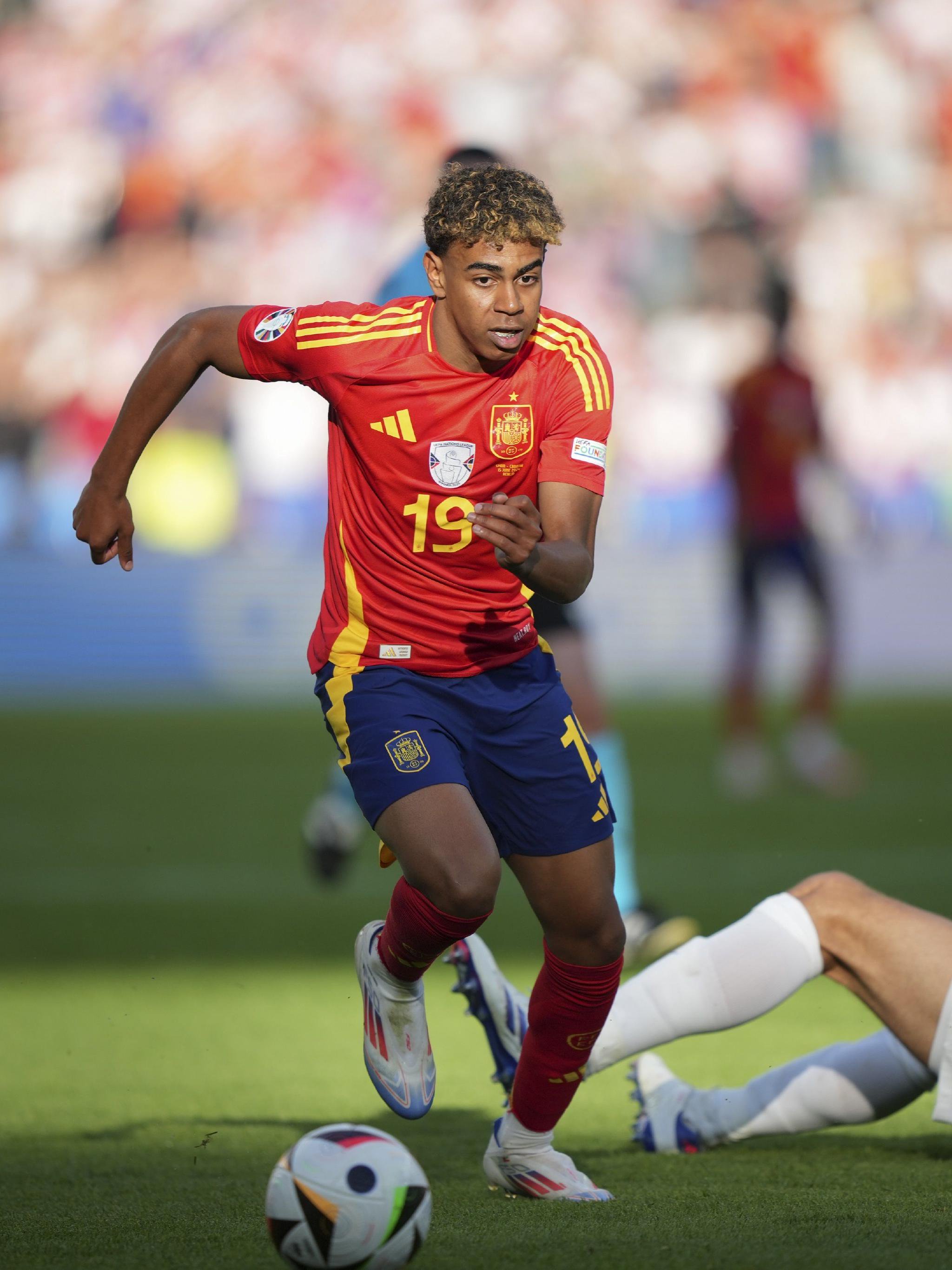 FC26美丽足球：维蒂尼亚、德容领衔，金外脚背夸雷斯马在列（FC26华丽球风：德容携维蒂尼亚领衔，金外脚背夸雷斯马上榜）