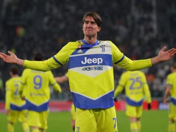 廉颇老矣？四旬老汉詹姆斯半场9投2中，仅得4分2板2助攻（岁月不饶人？四旬詹姆斯半场命中率低迷，9投2中仅取4分2板2助）